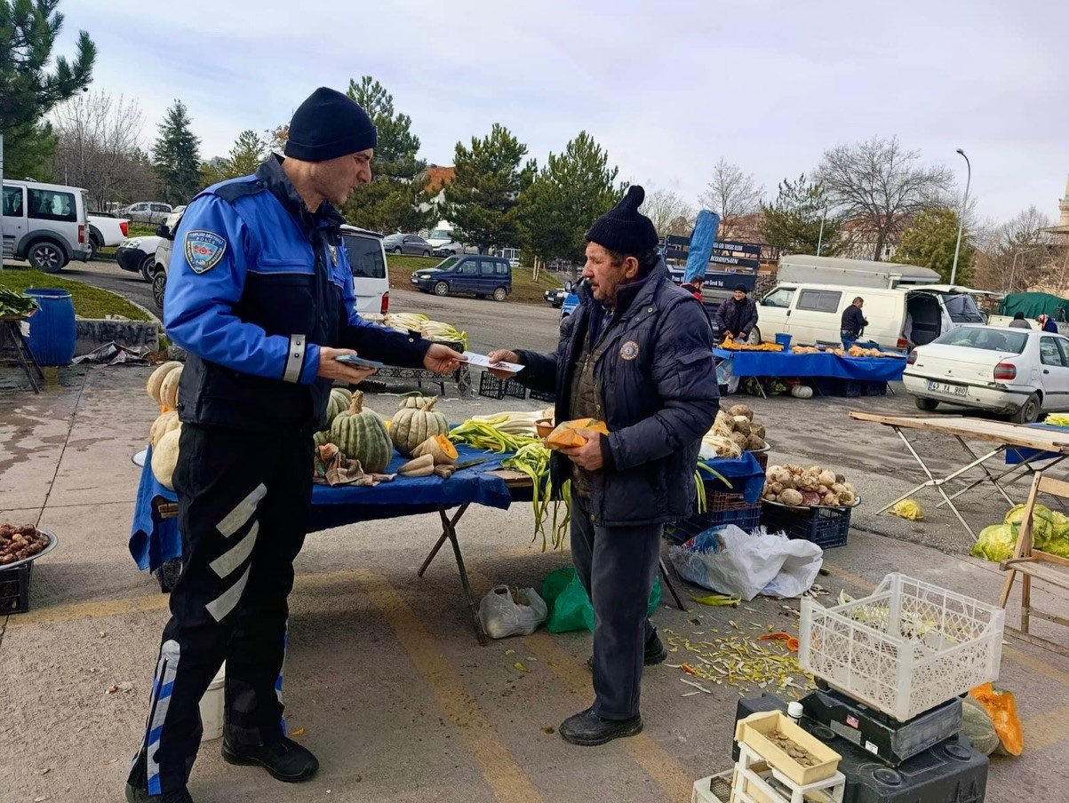 K&uuml;tahya İl Emniyet M&uuml;d&uuml;rl&uuml;ğ&uuml;&rsquo;nden semt pazarlarında bilgilendirme &ccedil;alışması
