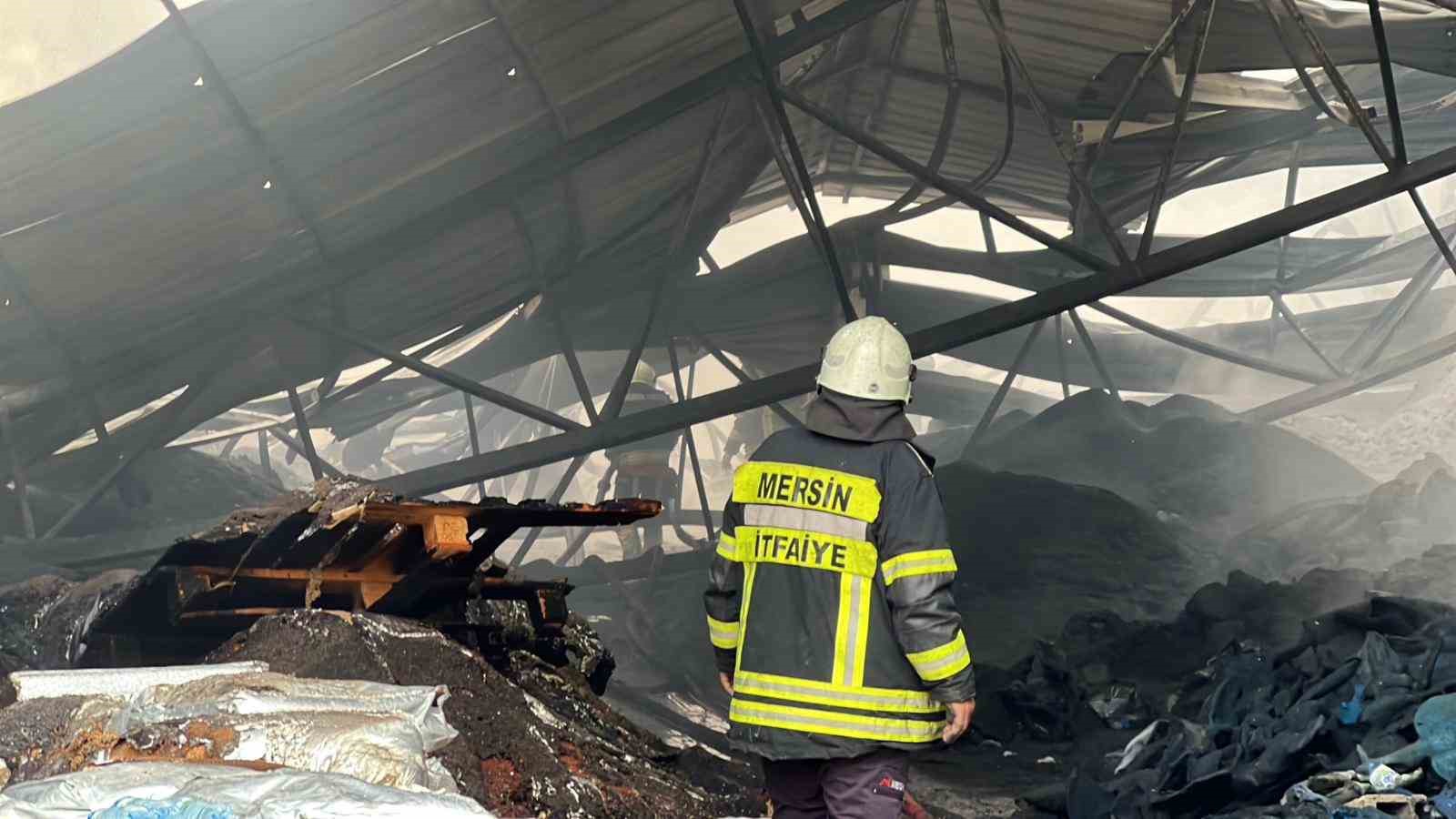 Mersin&rsquo;deki plastik ham madde deposunda &ccedil;ıkan yangın kontrol altına alındı
