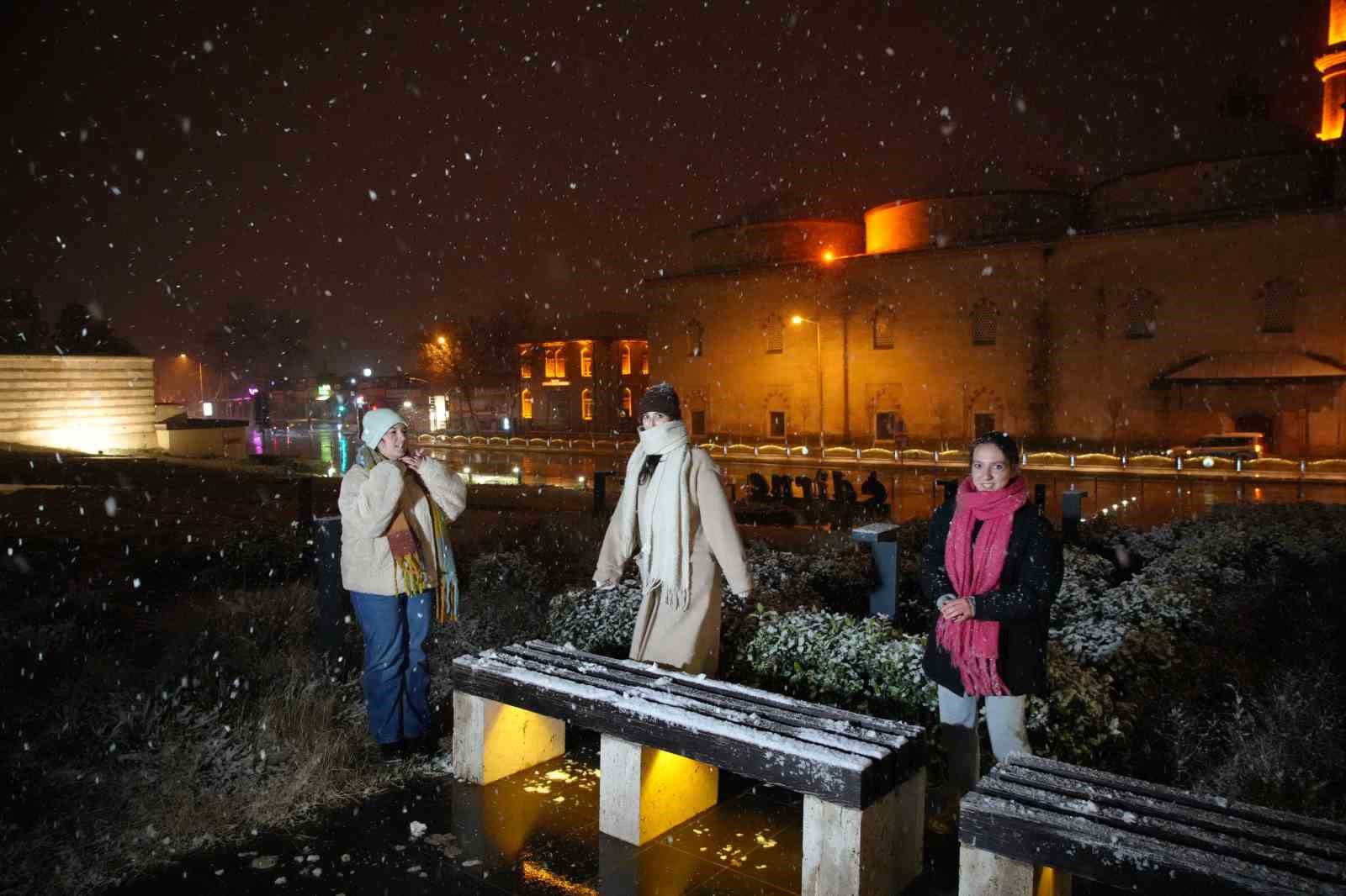 Edirne&rsquo;de kar sevinci: Vatandaşlar beyaz &ouml;rt&uuml;n&uuml;n tadını &ccedil;ıkardı
