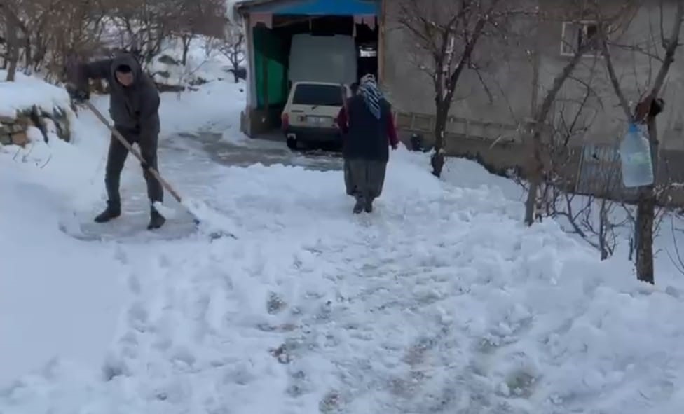 Kar yağışı Adana&rsquo;da k&ouml;yl&uuml;y&uuml; sevindirdi

