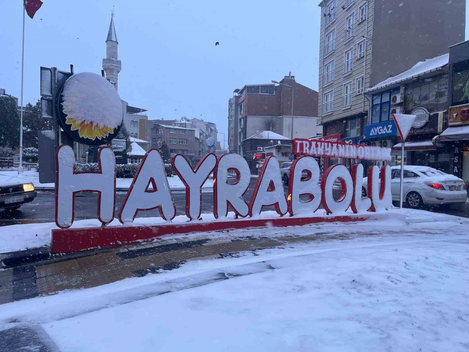 Tekirdağ’da kar yağışı etkisini sürdürüyor