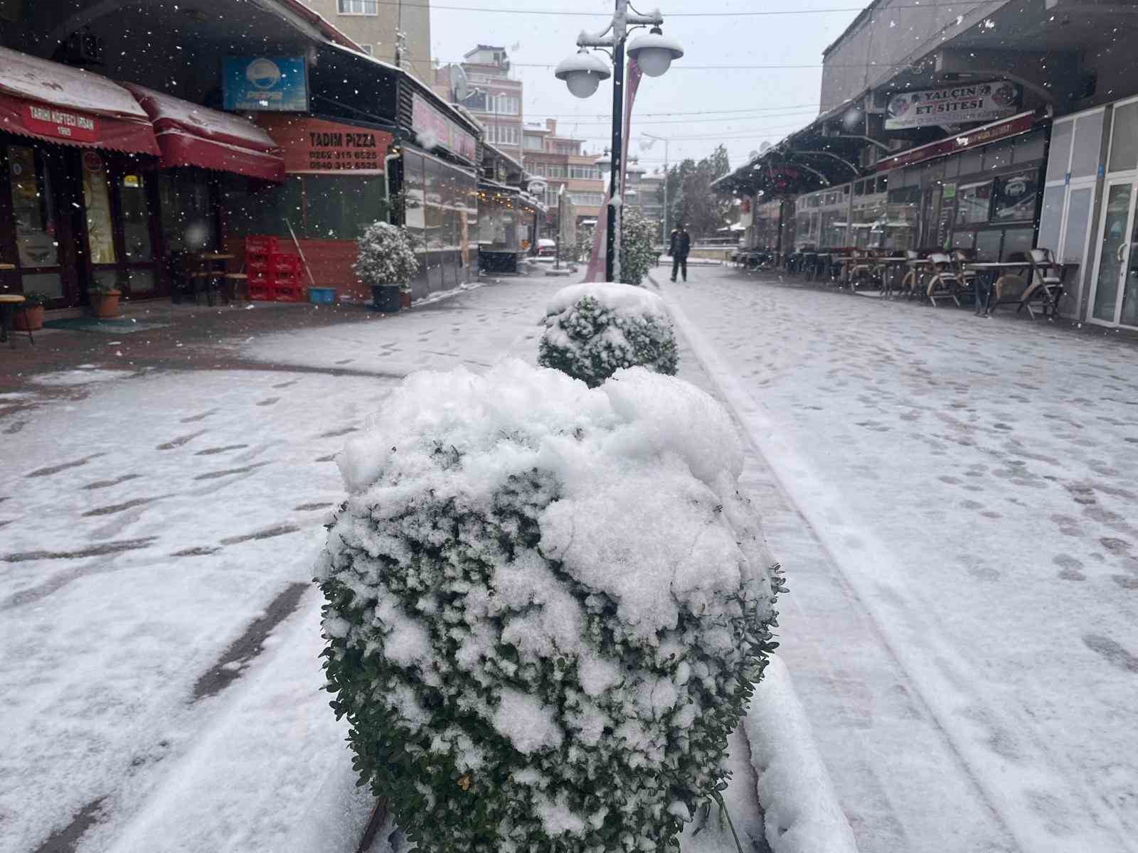 Tekirdağ’da kar yağışı etkisini sürdürüyor