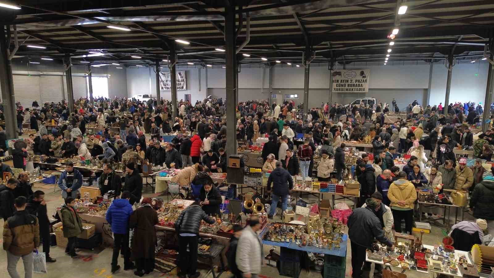 Bu pazarda tezgahtakiler geçmişe götürüyor