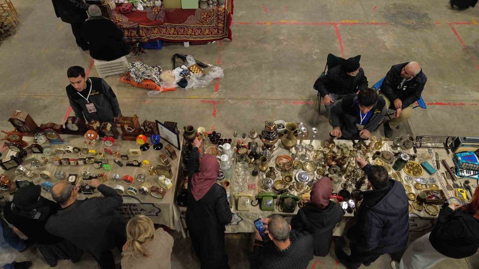 Bu pazarda tezgahtakiler geçmişe götürüyor