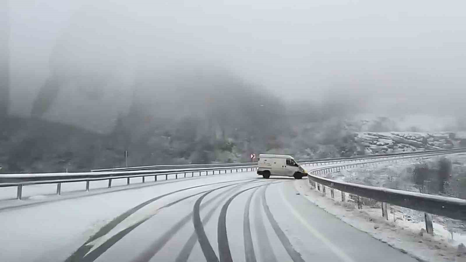 Amasra&rsquo;da kar yağışı s&uuml;r&uuml;c&uuml;lere zor anlar yaşattı
