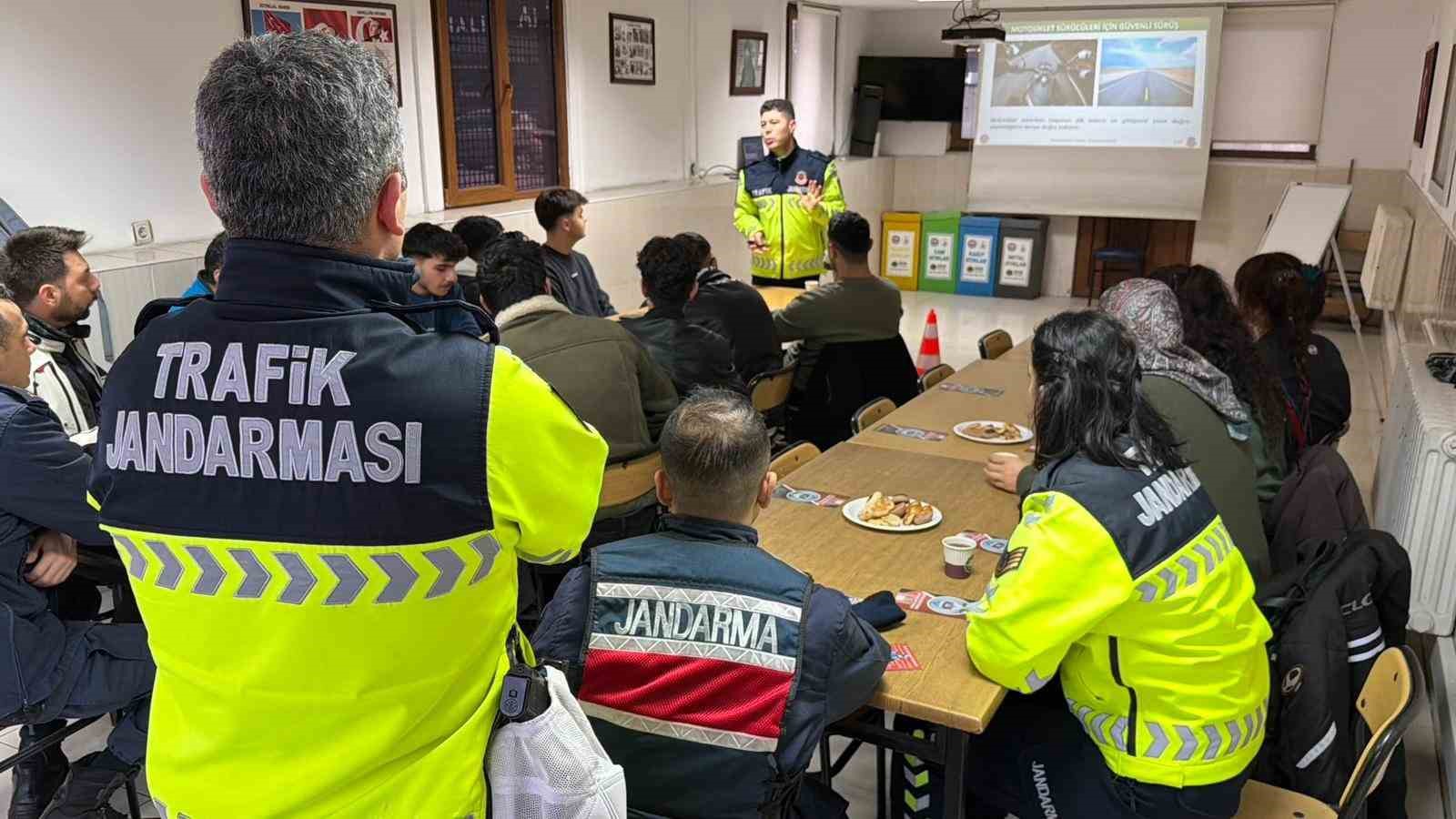 İl&ccedil;ede motosiklet s&uuml;r&uuml;c&uuml;s&uuml; artınca &ccedil;areyi g&uuml;venli s&uuml;r&uuml;ş eğitimi vermekte buldular
