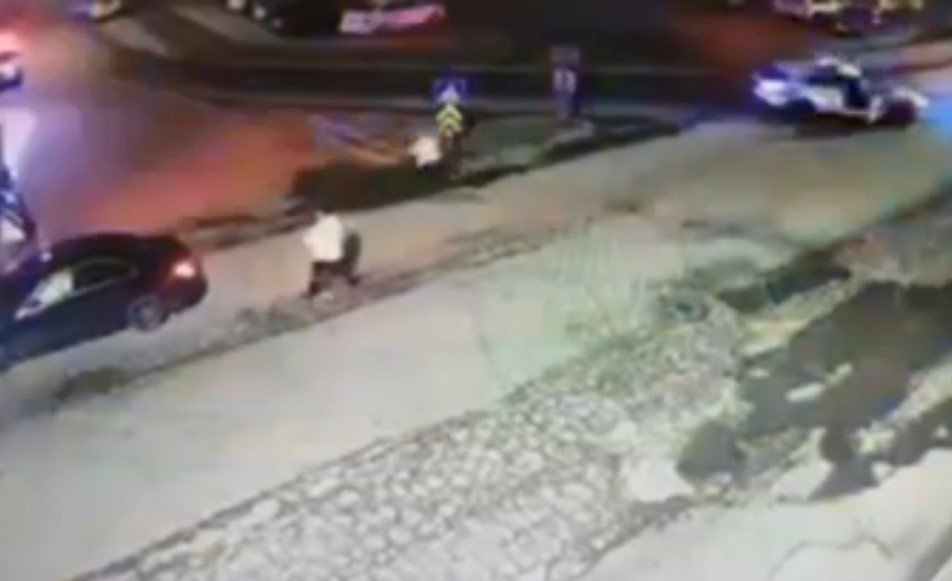 &rsquo;Dur&rsquo; ihtarına uymayan s&uuml;r&uuml;c&uuml; polis aracına &ccedil;arptı, 2&rsquo;si polis 3 yaralı: S&uuml;r&uuml;c&uuml; tutuklandı
