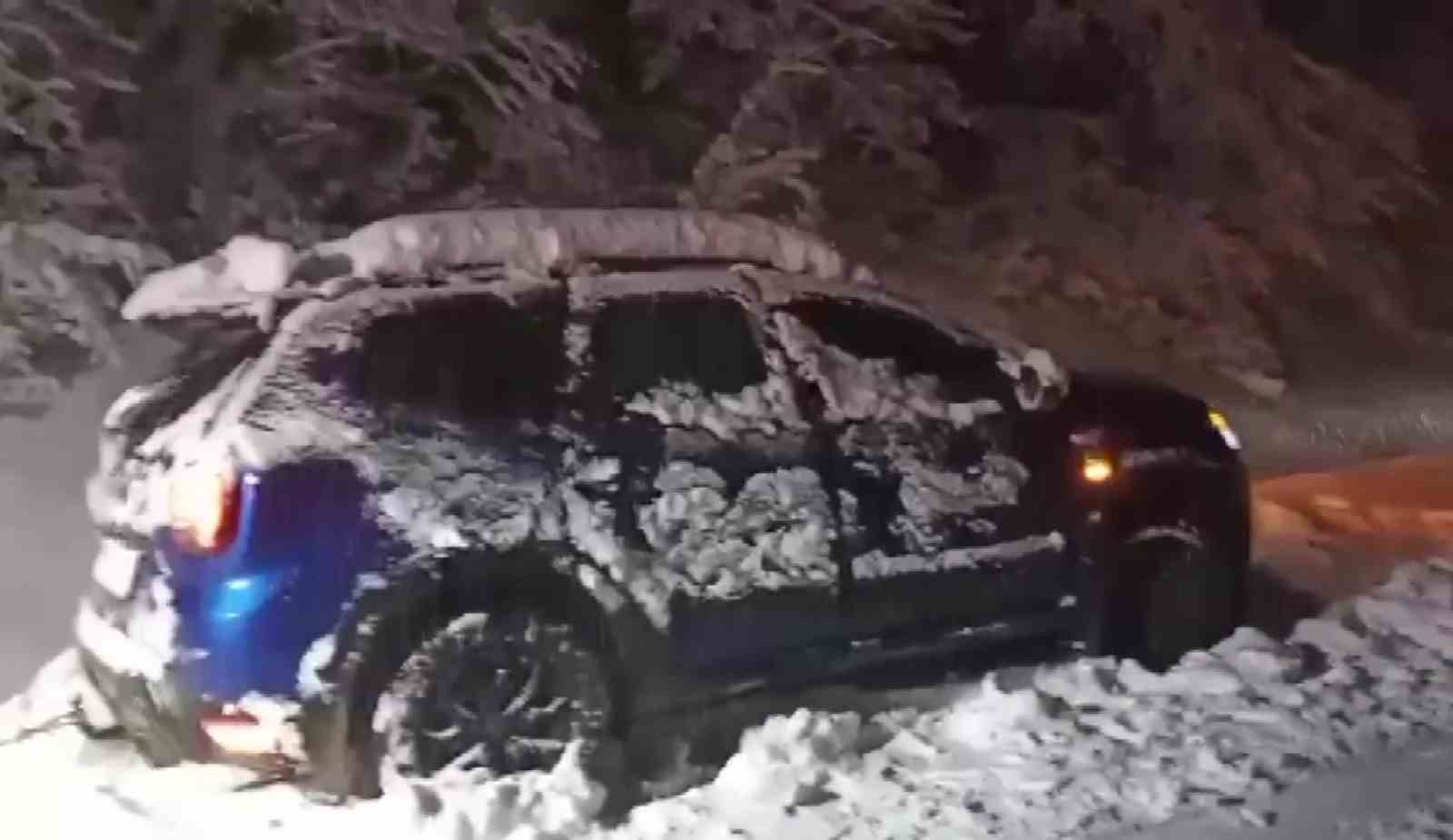 Amasya&rsquo;da karlı dağ yolunda mahsur kalan aile greyderle kurtarıldı
