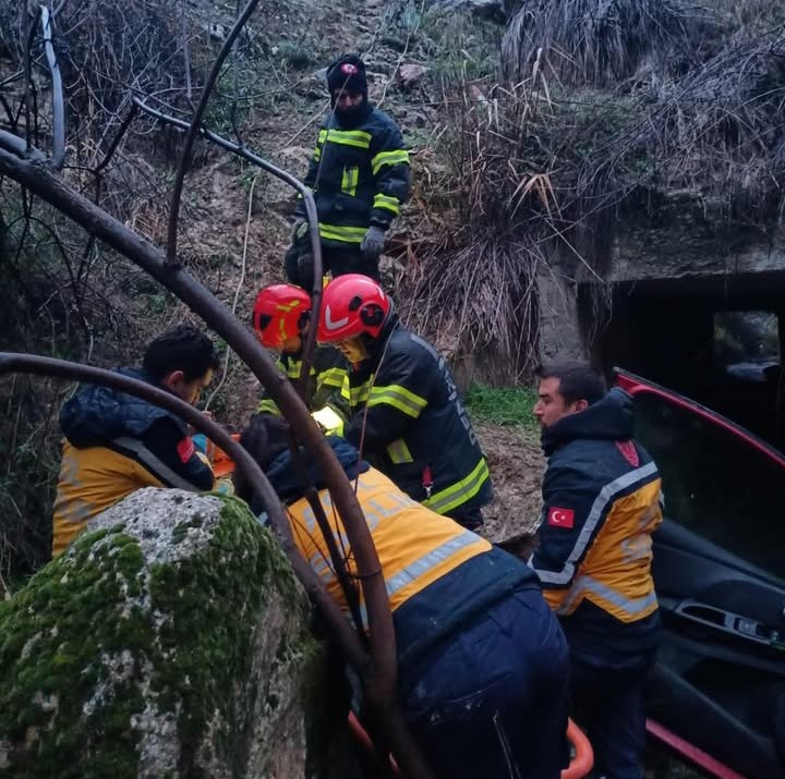 U&ccedil;uruma yuvarlanan ara&ccedil;ta bulunan 2&rsquo;si &ccedil;ocuk 5 kişi yaralandı
