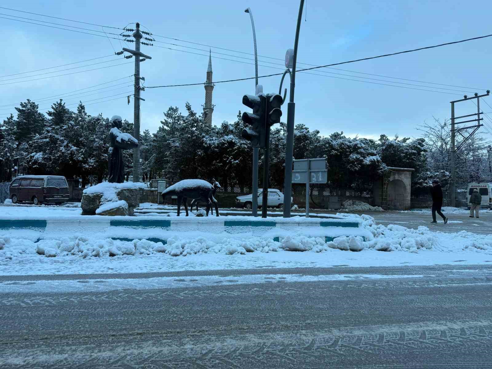 İhsaniye&rsquo;de yoğun kar yağışı
