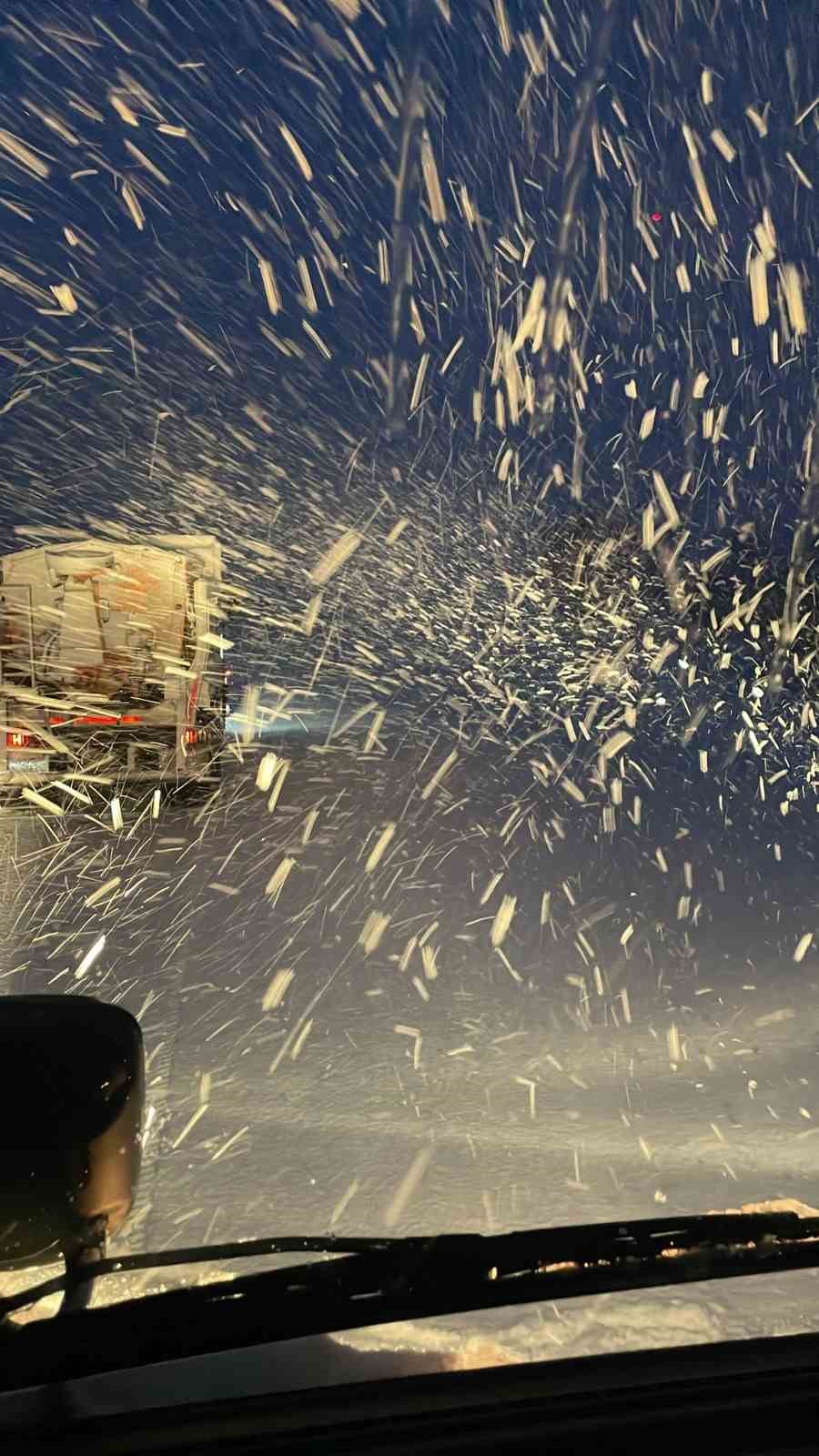 Kayseri&rsquo;de kar yağışı ve tipi nedeniyle 128 yol ulaşıma kapalı
