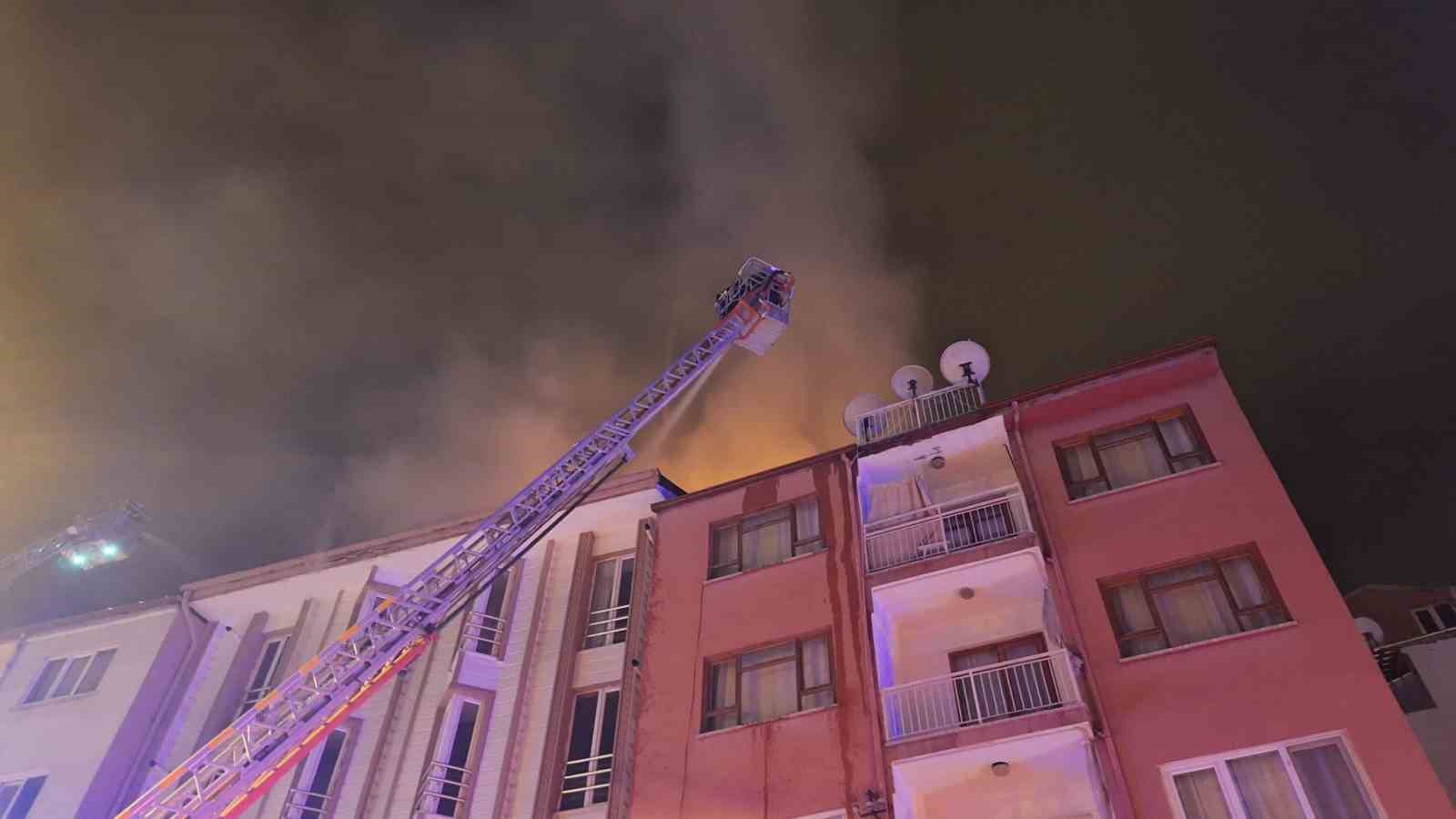 Burdur’da 4 katlı binada korkutan yangın