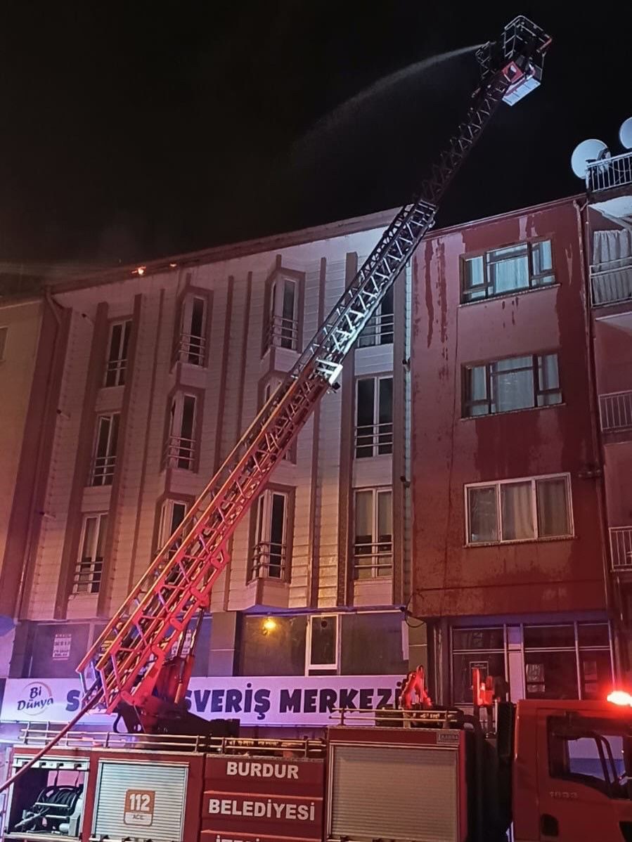Burdur&rsquo;da 4 katlı binada korkutan yangın
