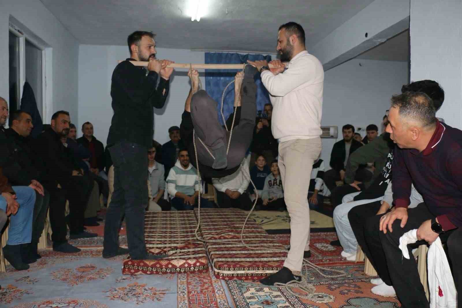 Onlarca köylü bir araya geldi, geleneksel orta oyunları kahkahaya boğdu