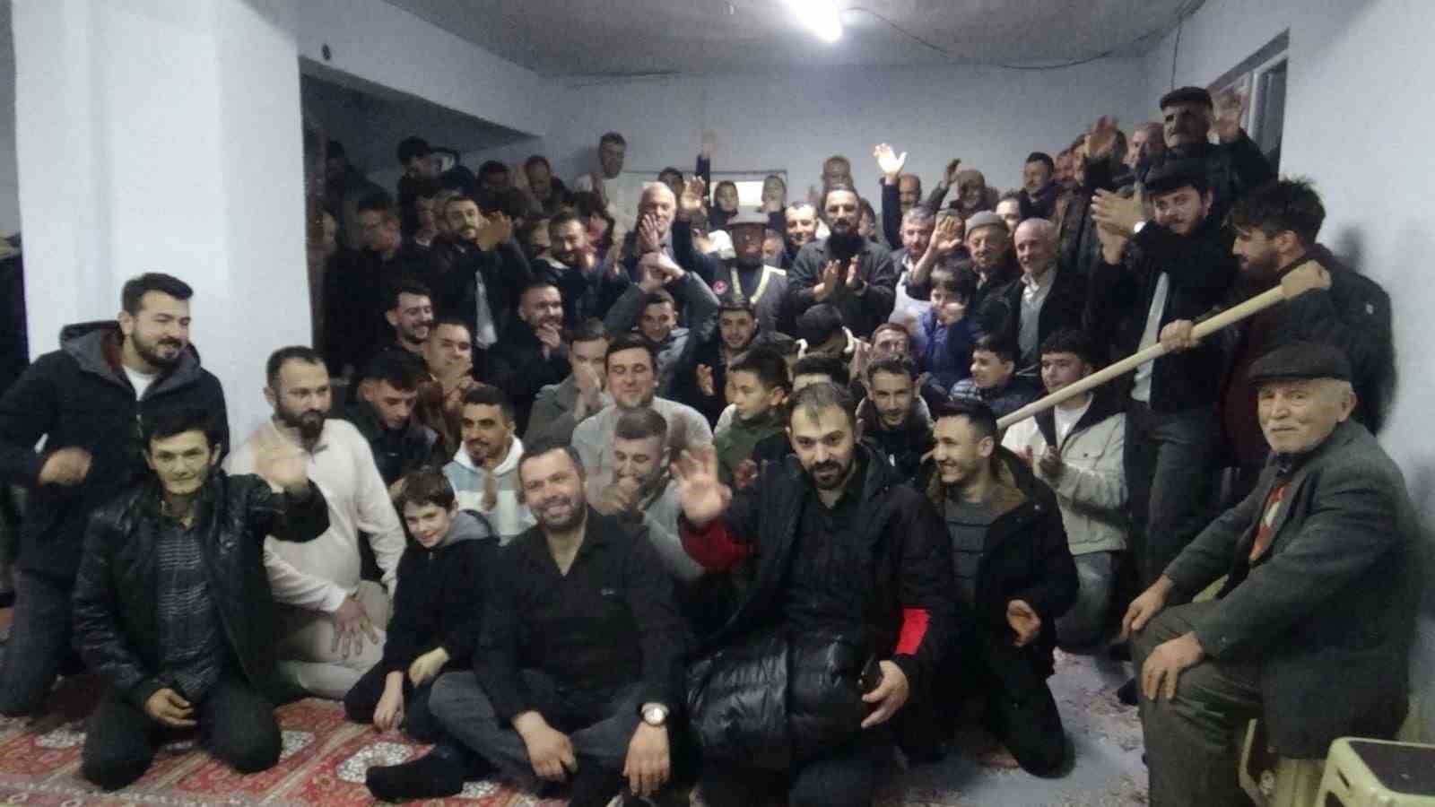 Onlarca k&ouml;yl&uuml; bir araya geldi, geleneksel orta oyunları kahkahaya boğdu
