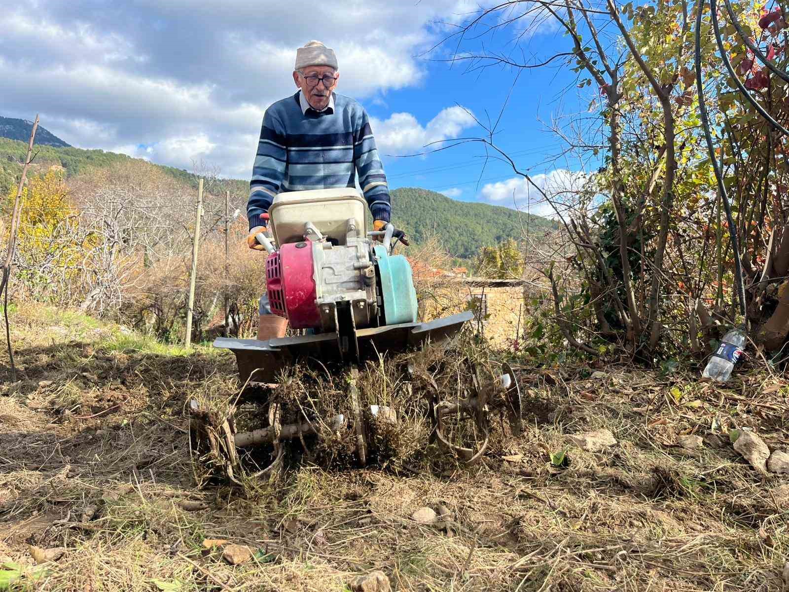 Antalya’da 82 yaşındaki yeminli mali müşavirden köy hayatına örnek proje