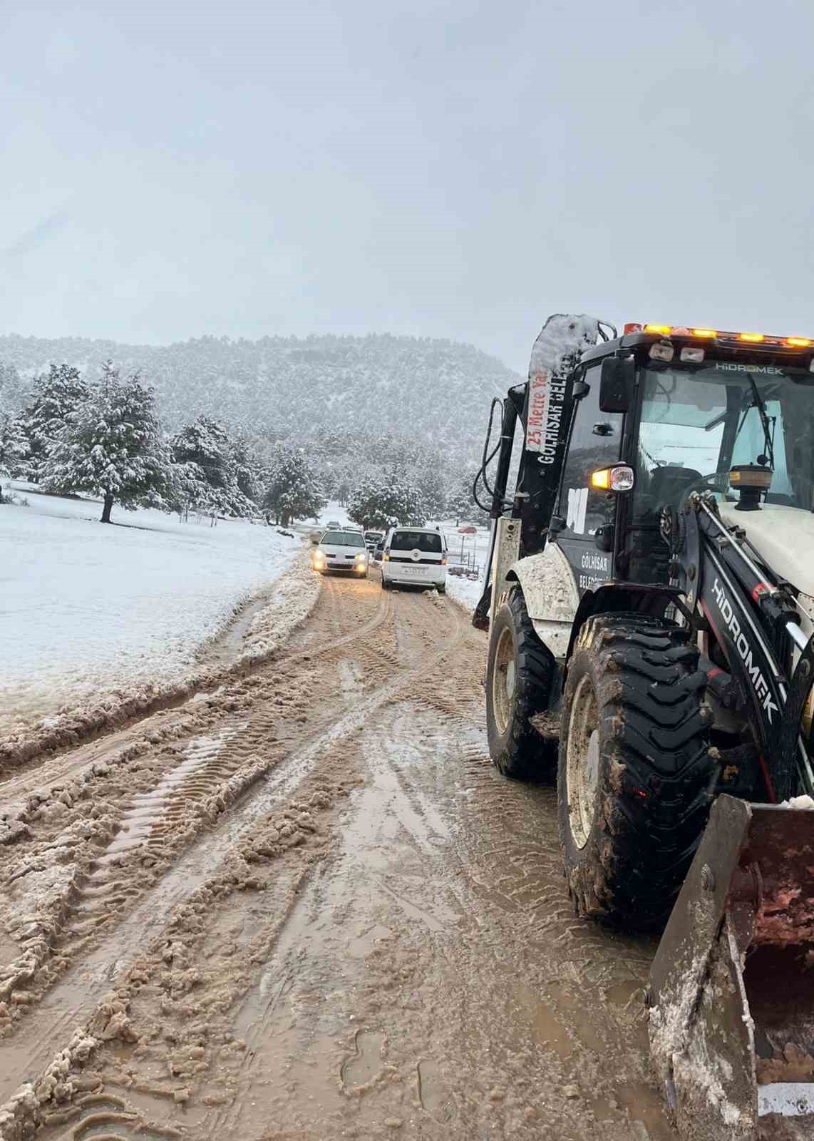 Burdur’da karda mahsur kalanlar kurtarıldı