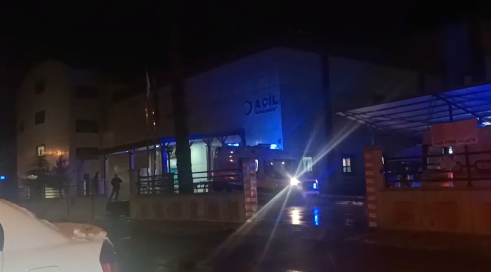 Isparta&rsquo;da iki otomobil &ccedil;arpıştı: 3 yaralı
