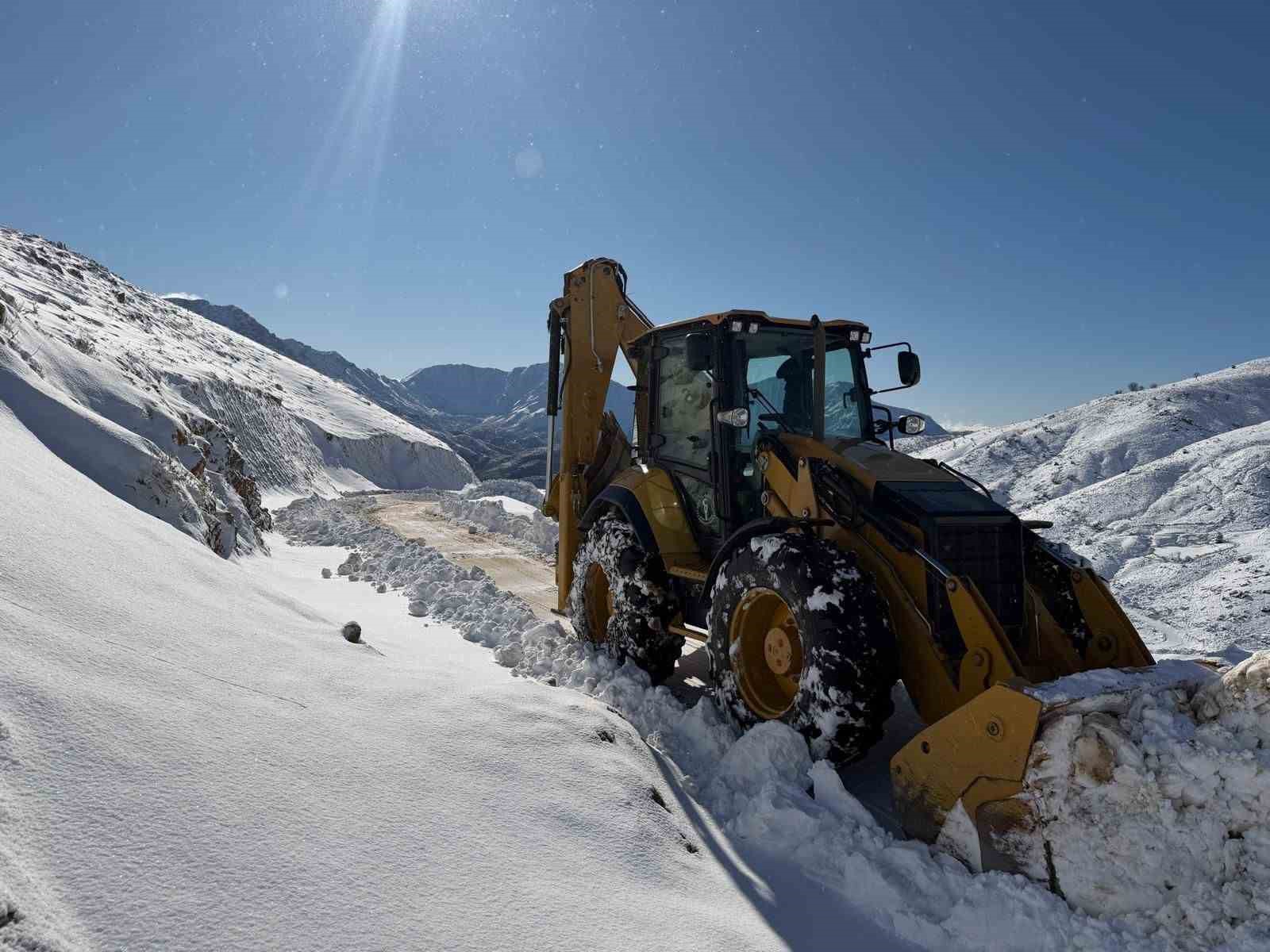 Batman&rsquo;da 500 k&ouml;y ve mezra yolu ulaşıma a&ccedil;ıldı
