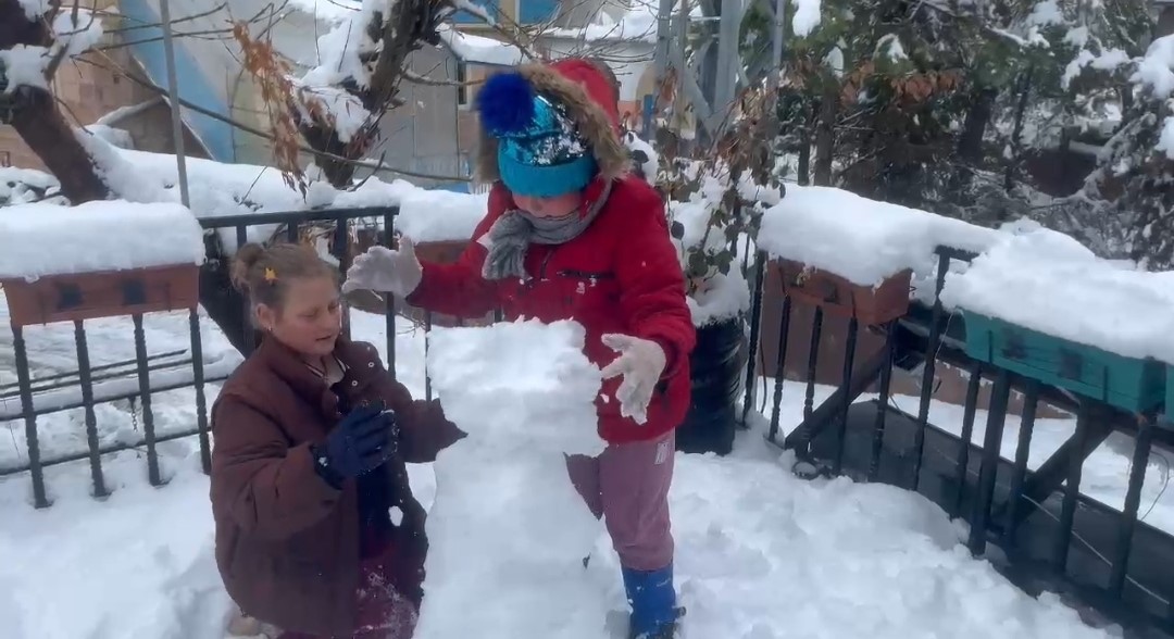 Adana’nın o ilçesinde kar hayatı durdurdu: Yollar kapandı, okullar tatil edildi 