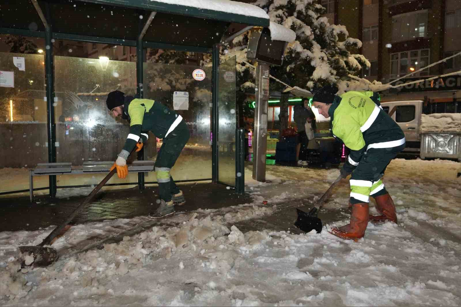 Ke&ccedil;i&ouml;ren Belediyesi, karla m&uuml;cadeleye aralıksız devam ediyor
