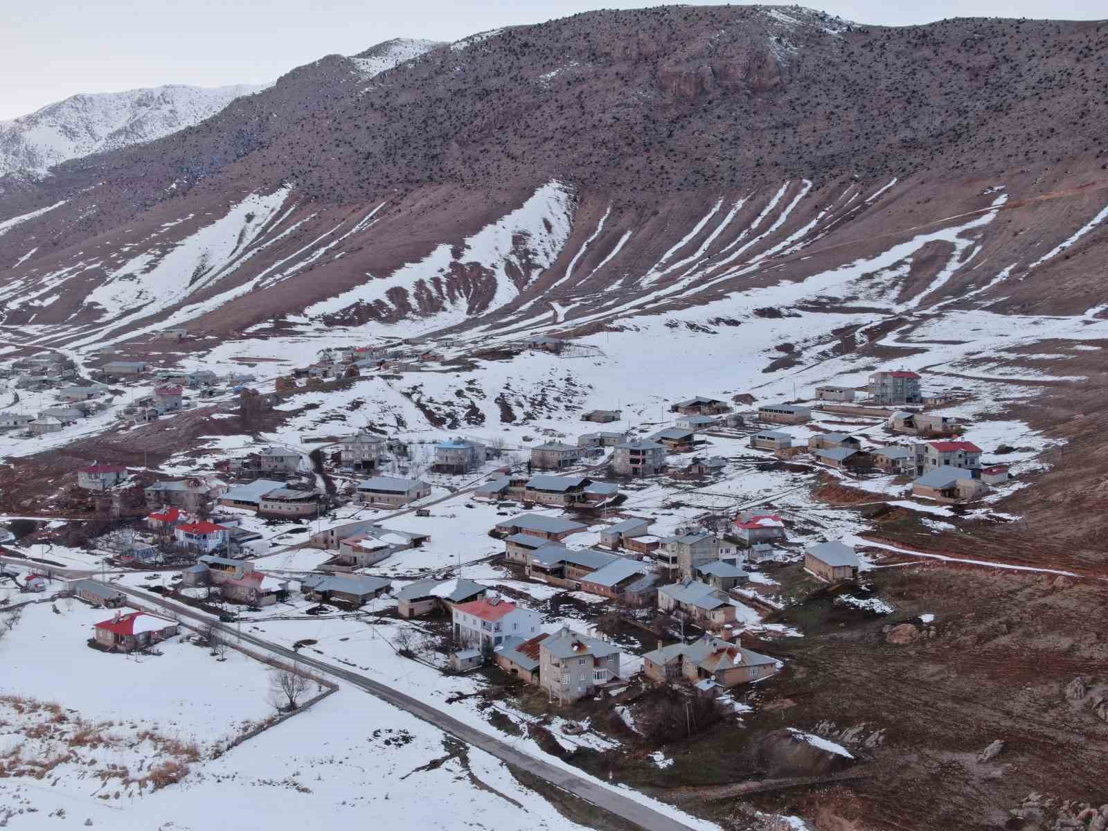 Van’ın kırsal mahallelerinde karla gelen güzellik