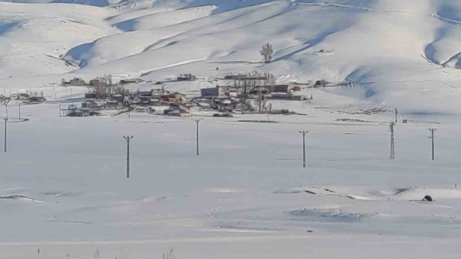 Van&rsquo;ın kırsal mahallelerinde karla gelen g&uuml;zellik
