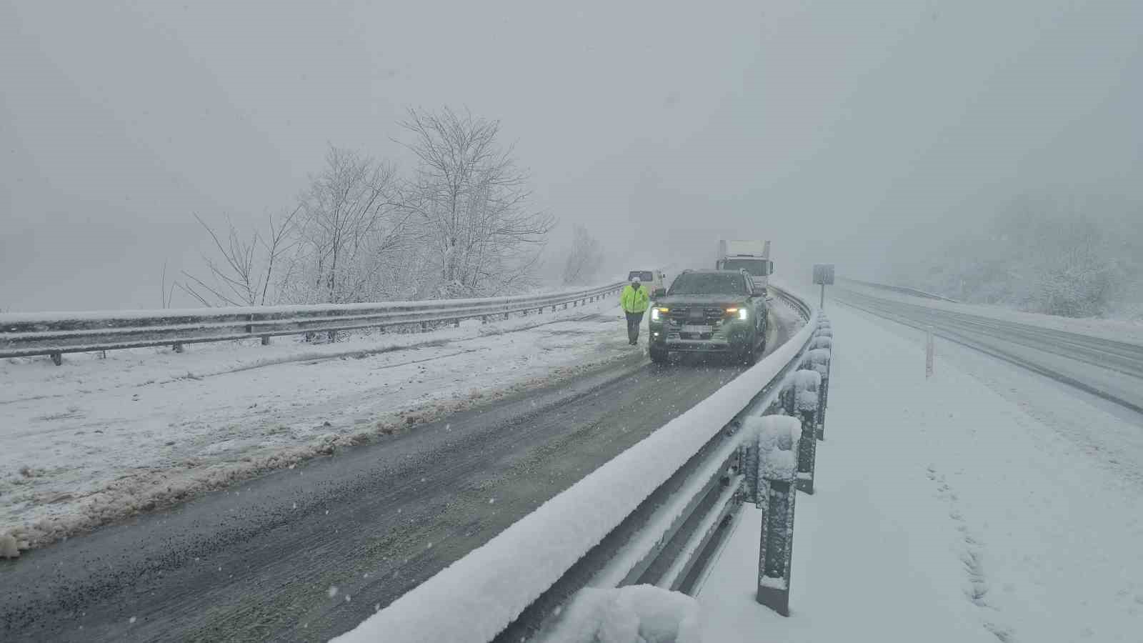 Zonguldak-Ereğli yolunda s&uuml;r&uuml;c&uuml;lere kar engeli
