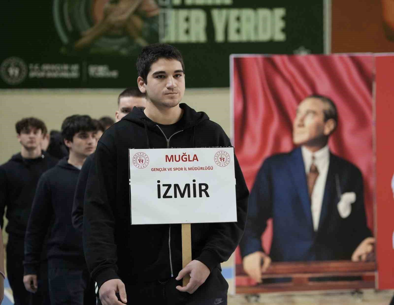 Muğla&rsquo;da gen&ccedil;ler sahaya indi
