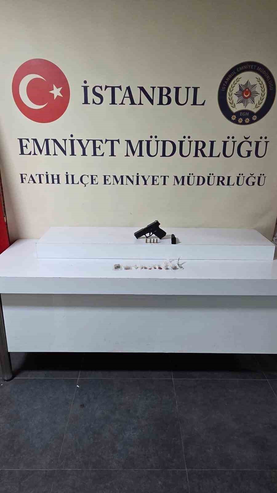 Fatih&rsquo;te g&uuml;nd&uuml;z vakti bir eve ateş a&ccedil;ıldı: Uyuşturucu ve silahla yakalanan şahıs tutuklandı
