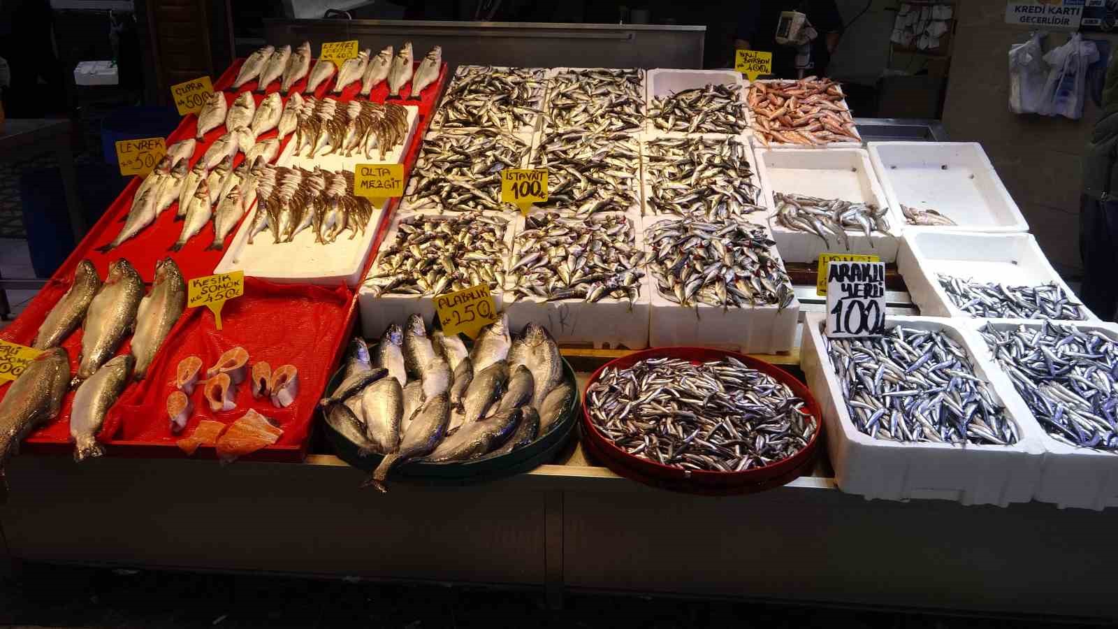 Denizdeki fırtına avını etkilese de balık fiyatlarını etkilemedi