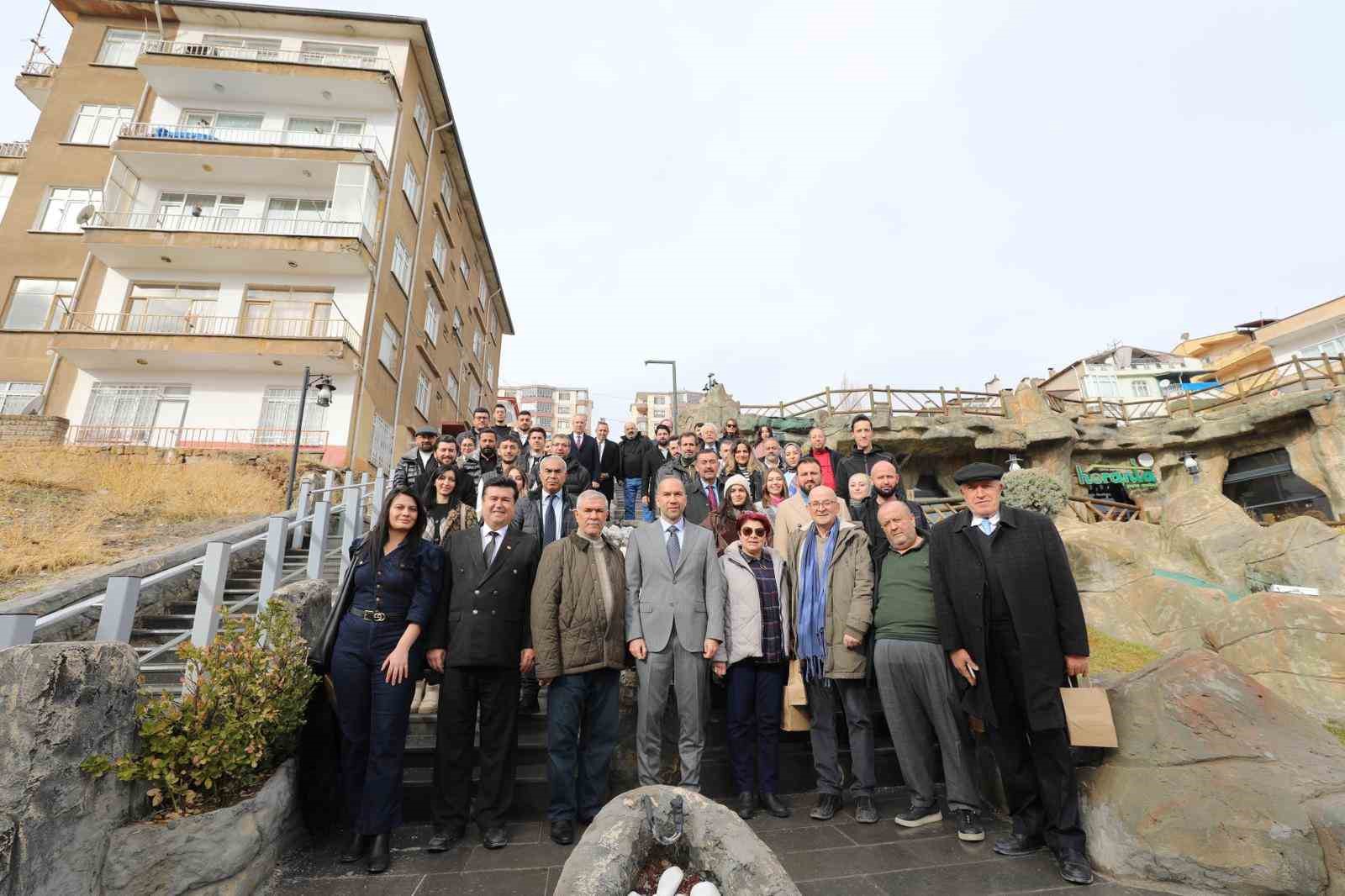 Başkan &Ouml;zdemir: "Gazeteciler en &ouml;zel g&uuml;nlerinde bile mesleklerini bırakamıyor"
