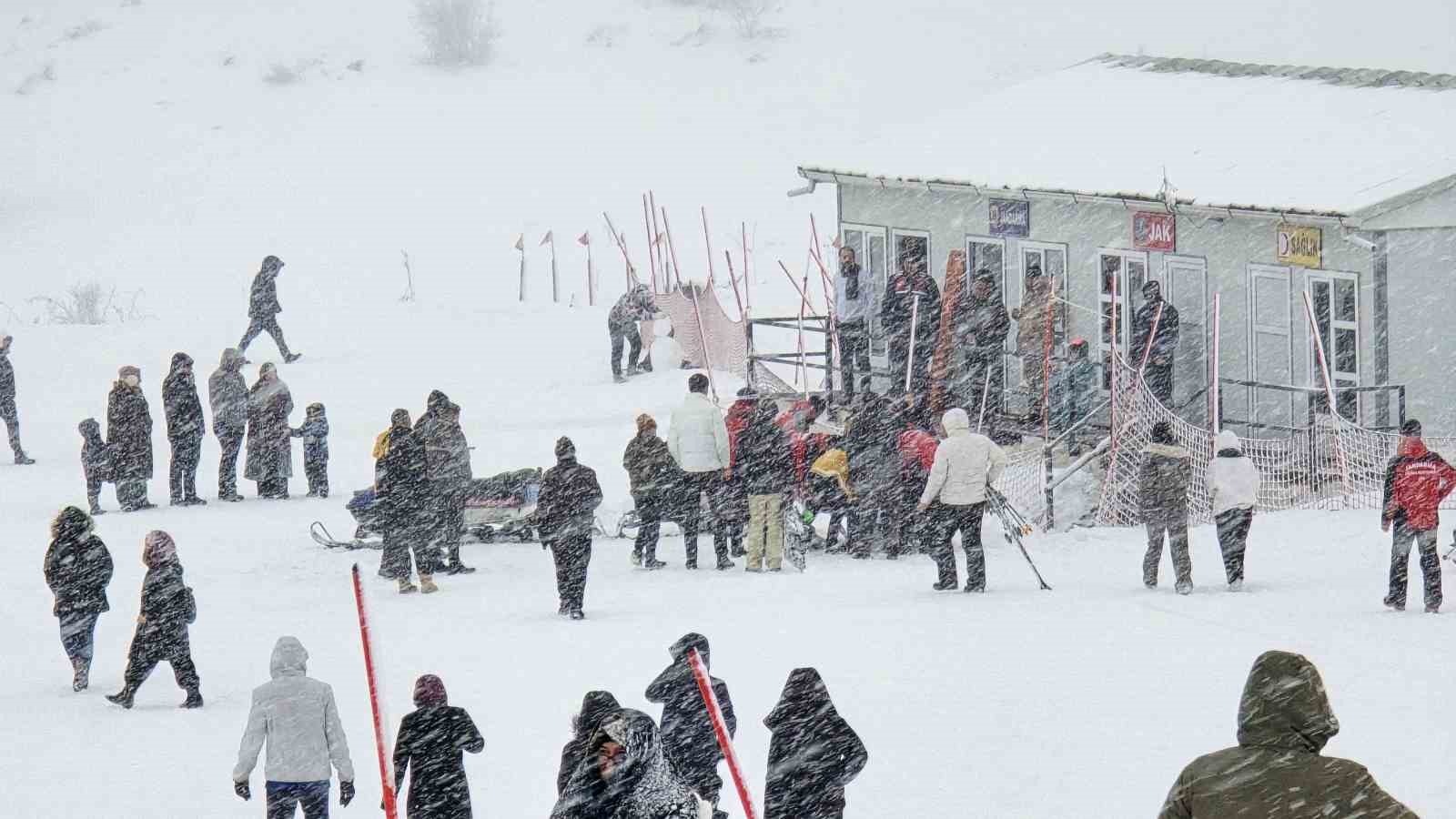 Sis ve yağışa rağmen Keltepe&rsquo;ye akın ettiler

