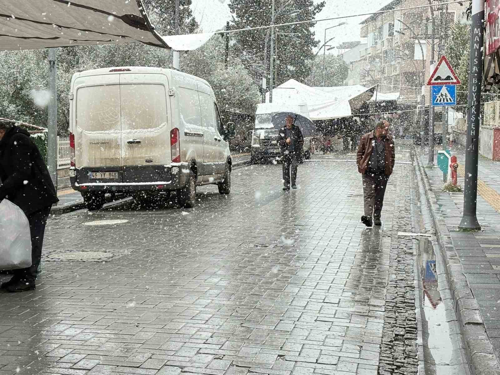 G&ouml;rdes&rsquo;te kar yağışı etkili oldu
