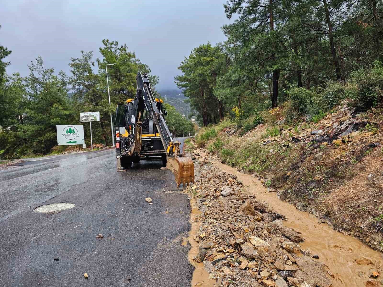 Alanya&rsquo;da heyelan nedeniyle kapanan yolları a&ccedil;ma &ccedil;alışmaları s&uuml;r&uuml;yor
