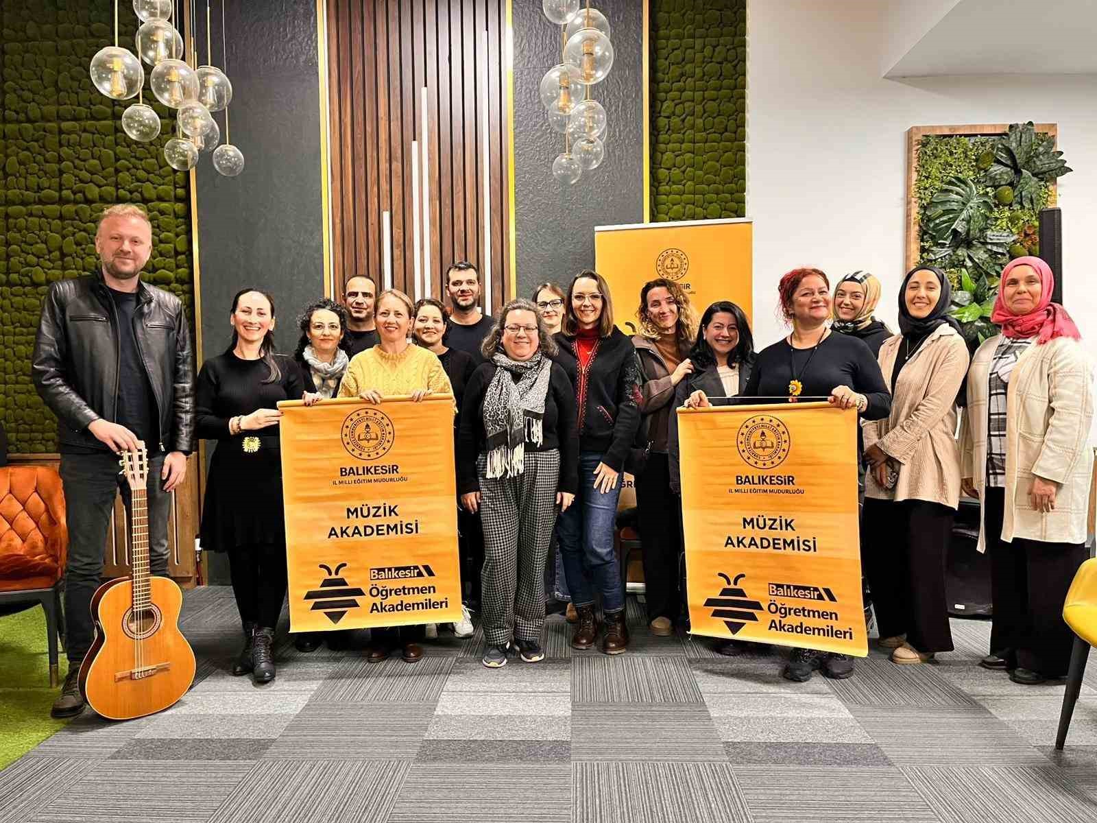 Balıkesirli &ouml;ğretmenler hem &ccedil;aldı, hem s&ouml;yledi
