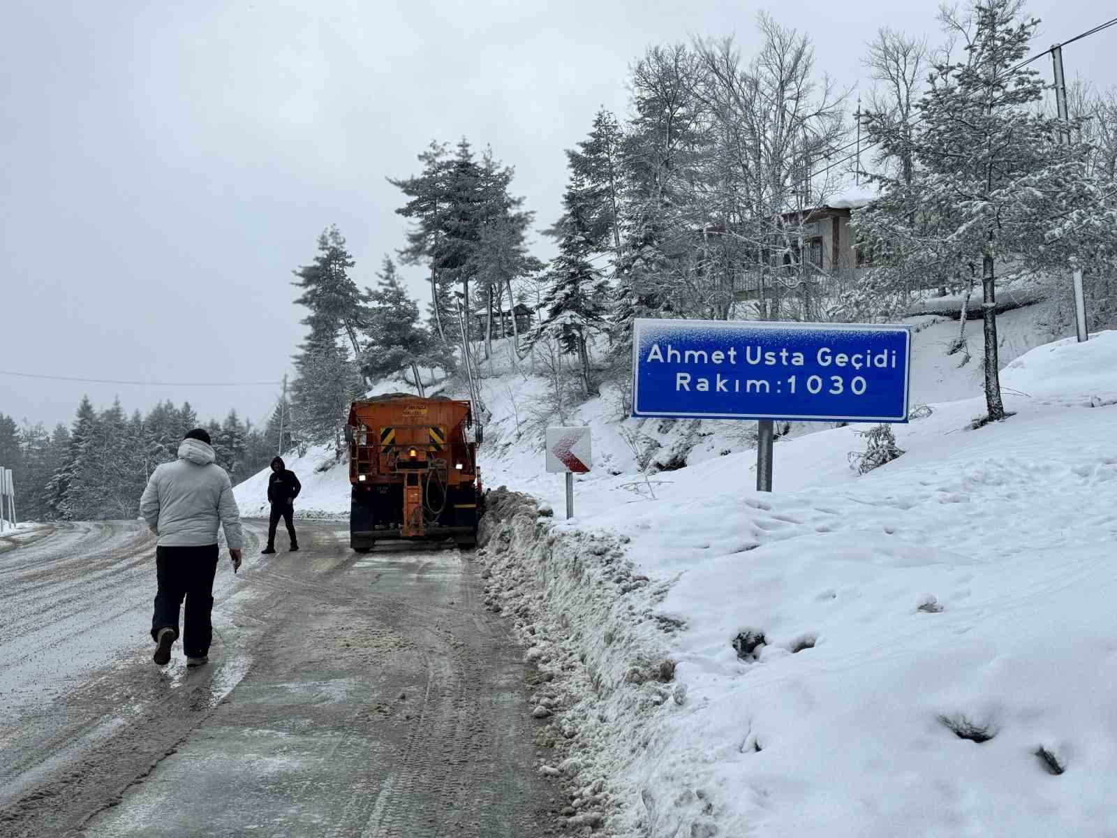 Karabük’te kar yağışıyla birlikte karayolları çalışmalarını sürdürüyor