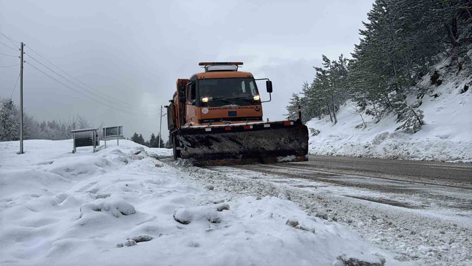 Karabük’te kar yağışıyla birlikte karayolları çalışmalarını sürdürüyor