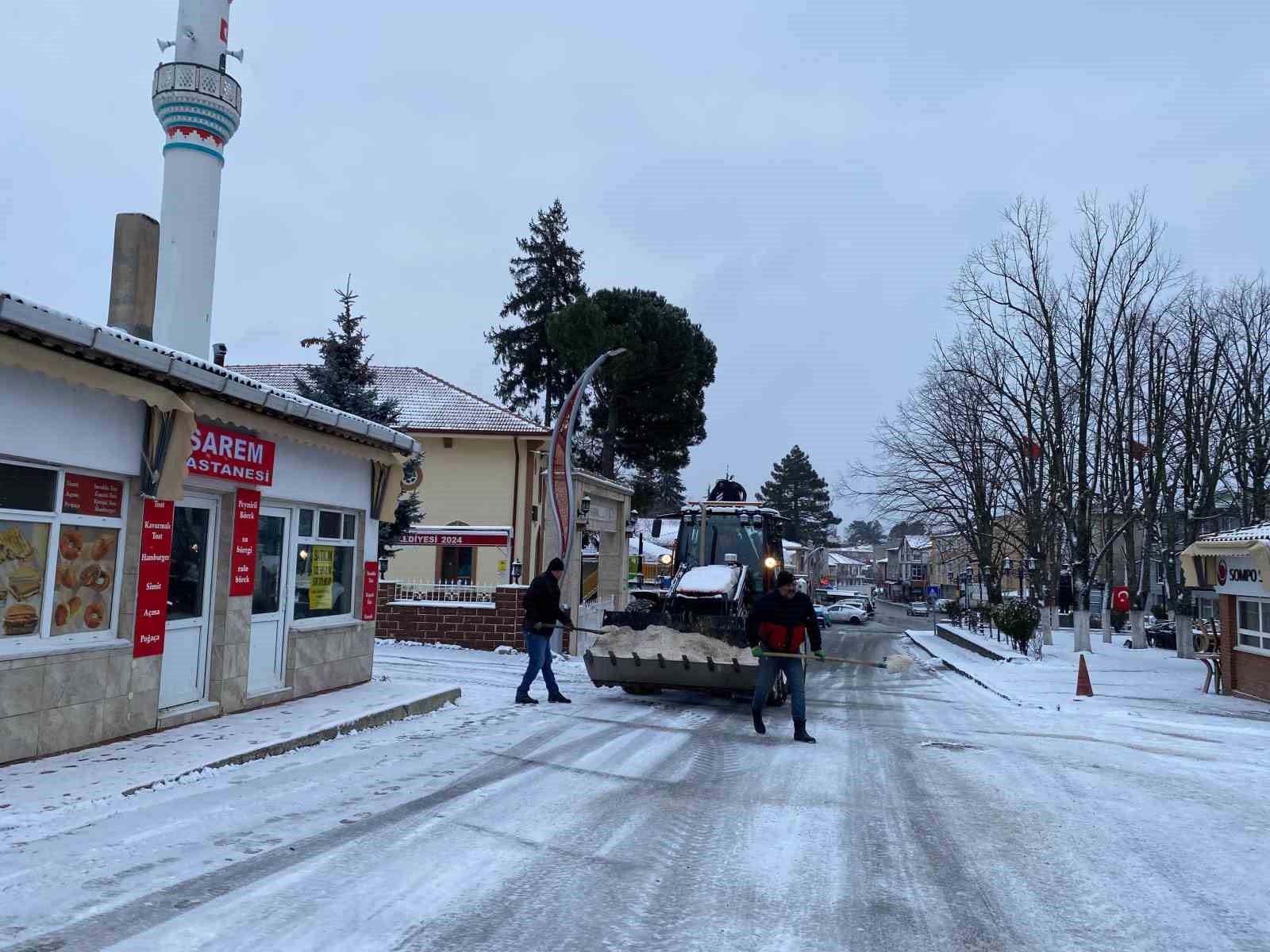 Kırklareli&rsquo;nde kar yağışı hayatı olumsuz etkilemeye devam ediyor
