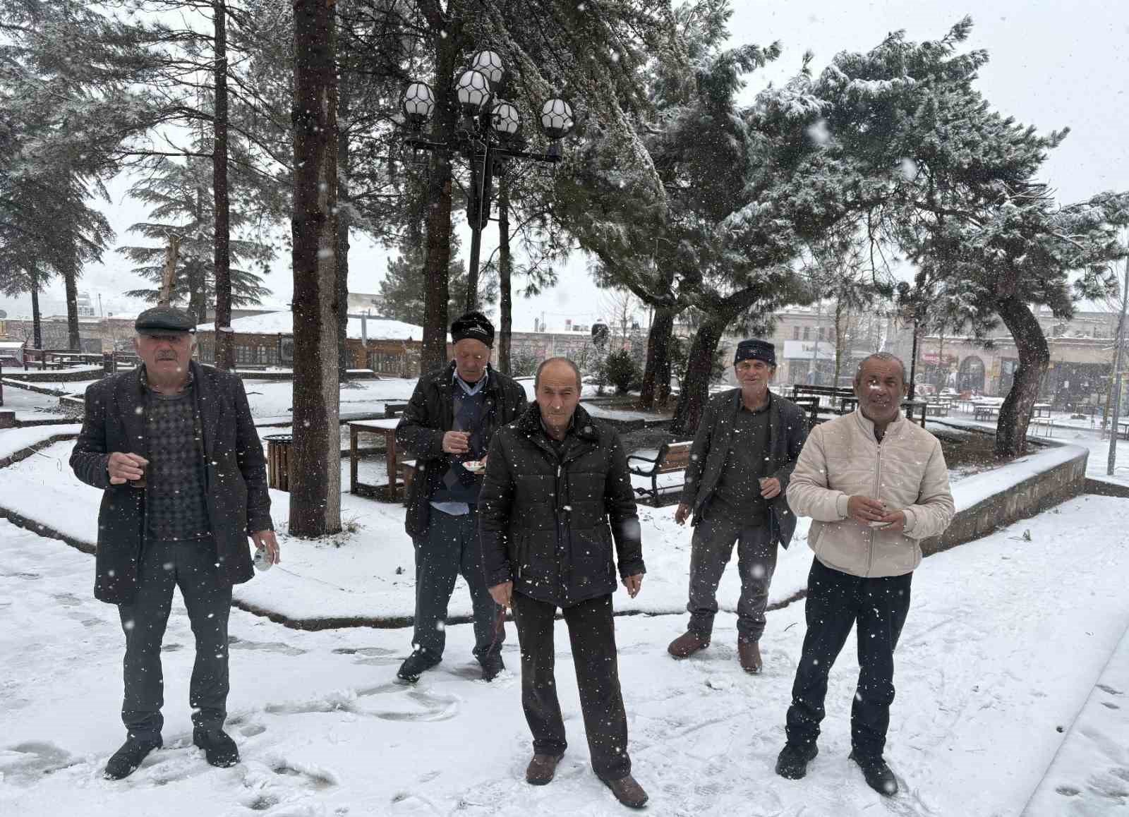 Aksaray’ın Güzelyurt ilçesinde kar yağışı etkisini sürdürüyor