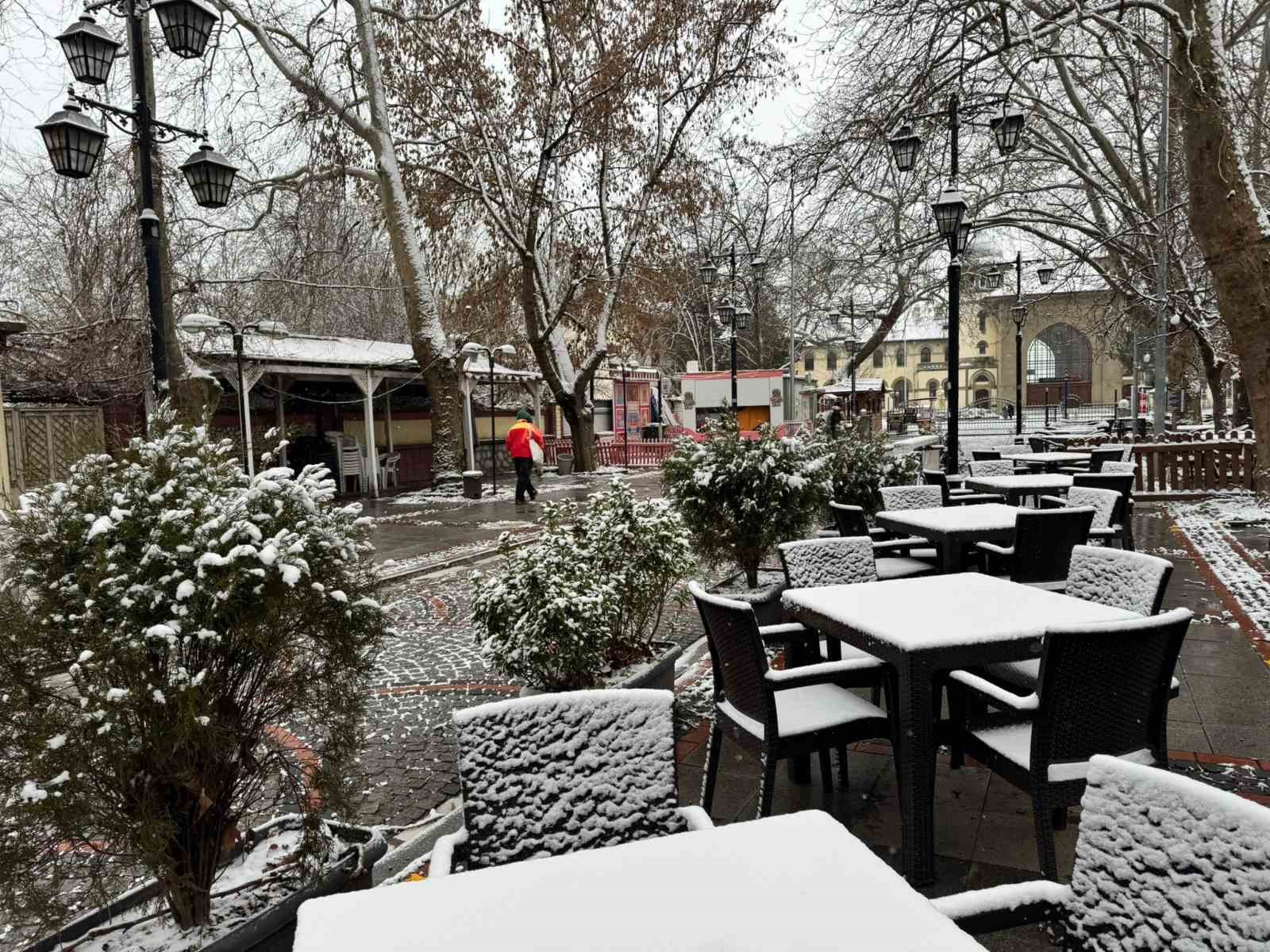 Edirne&rsquo;de kar yağışı kartpostallık g&ouml;r&uuml;nt&uuml;ler oluşturdu
