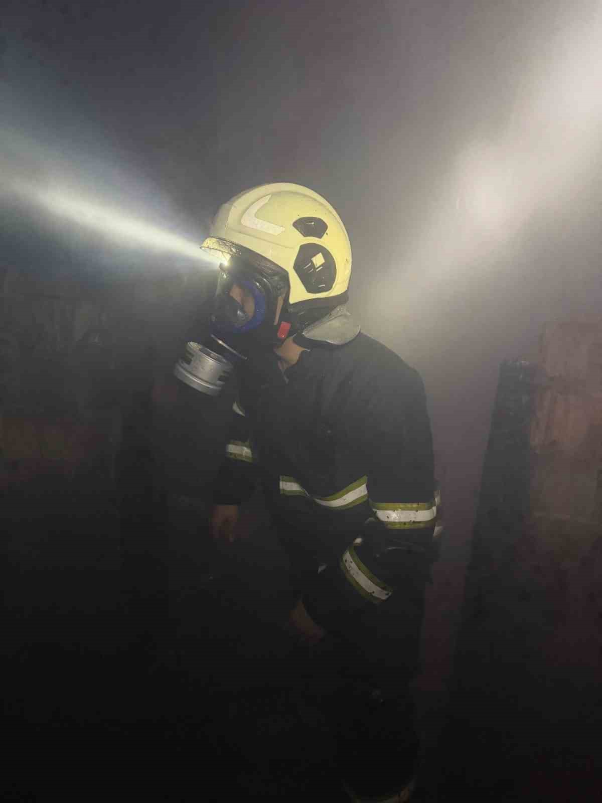 Gece yarısı &ccedil;ıkan yangında 1 ev kullanılamaz hale geldi
