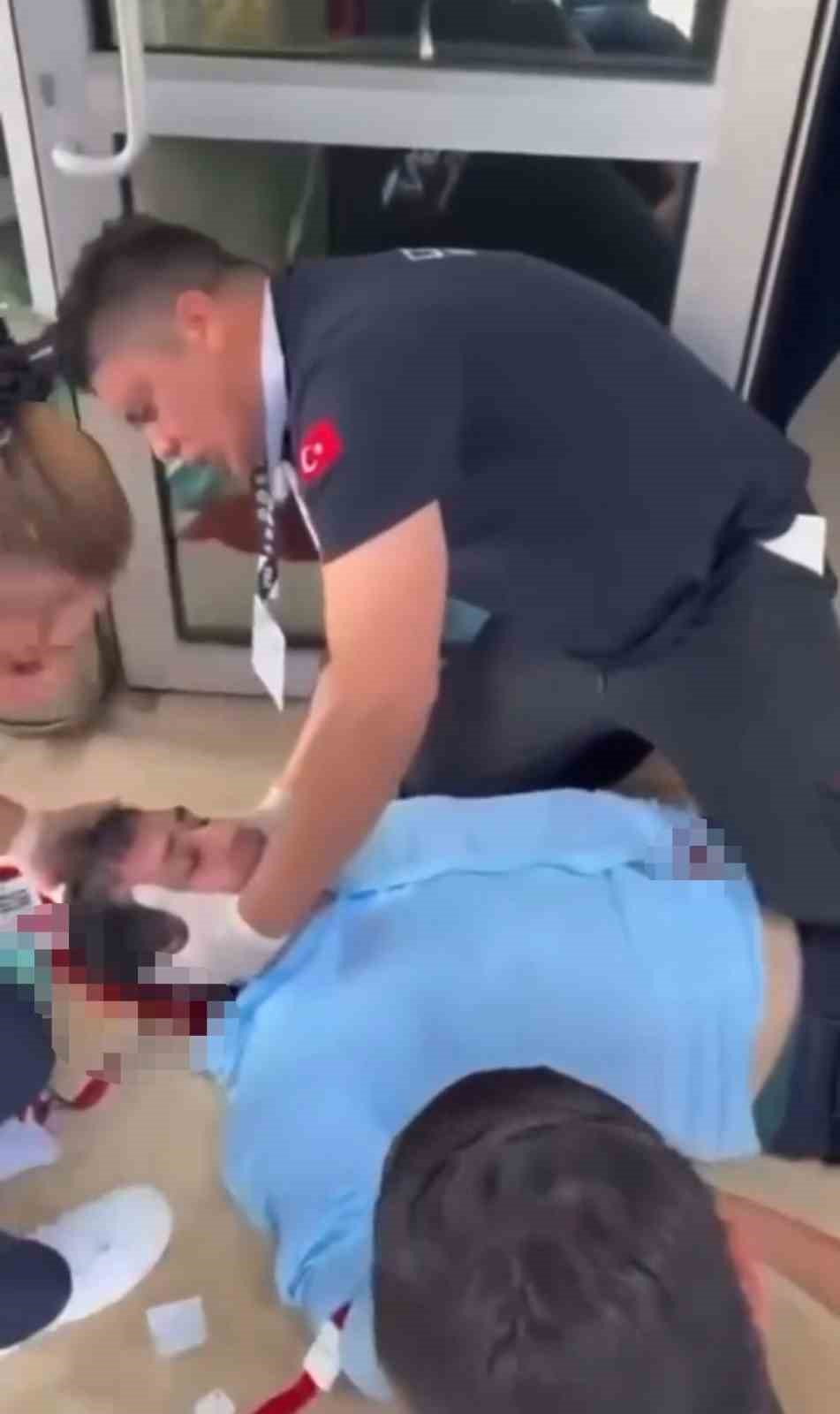 Kalabalık arasında pusuya yatıp Federasyon Başkanına yumrukla ve bı&ccedil;akla saldırdılar
