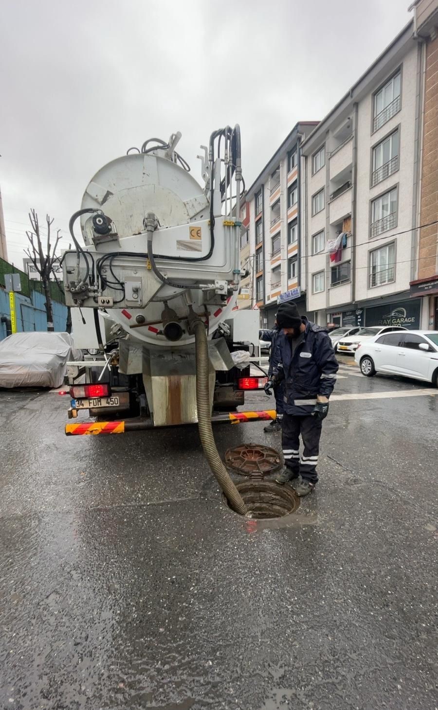 Esenyurt Belediyesi olumsuz hava şartlarına karşı 24 saat g&ouml;rev başında

