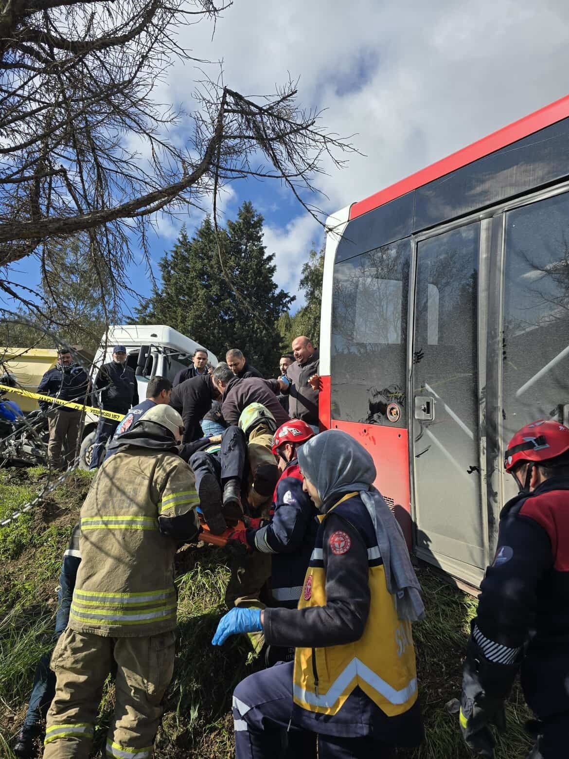 İzmir&rsquo;de belediye otob&uuml;s&uuml; ile panelvan &ccedil;arpıştı: 1 &ouml;l&uuml;, 8 yaralı
