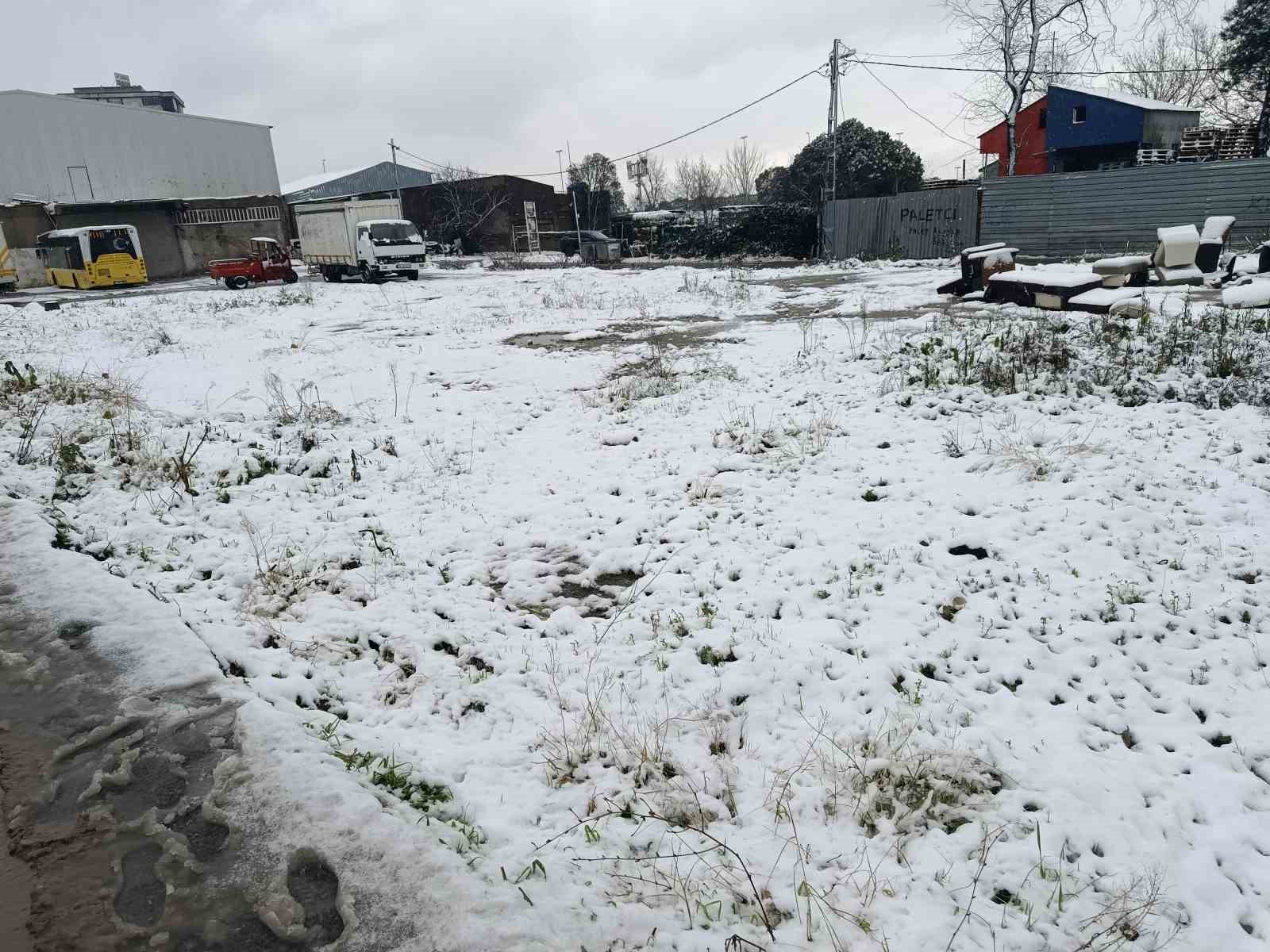 Sultangazi’de kar yağışında çocuklar sokaklara çıktı