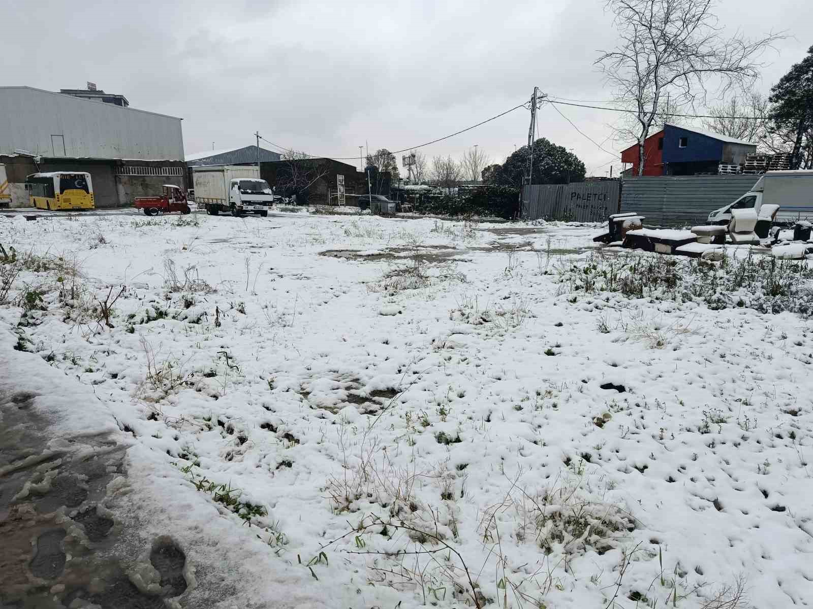 Sultangazi&rsquo;de kar yağışında &ccedil;ocuklar sokaklara &ccedil;ıktı
