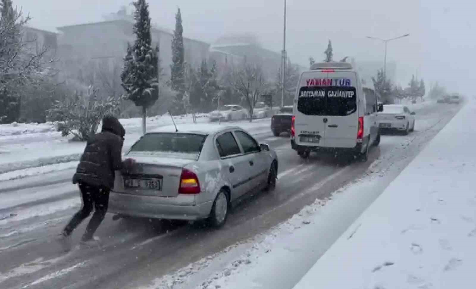 Besni&rsquo;de kar yağışı hayatı olumsuz etkiledi
