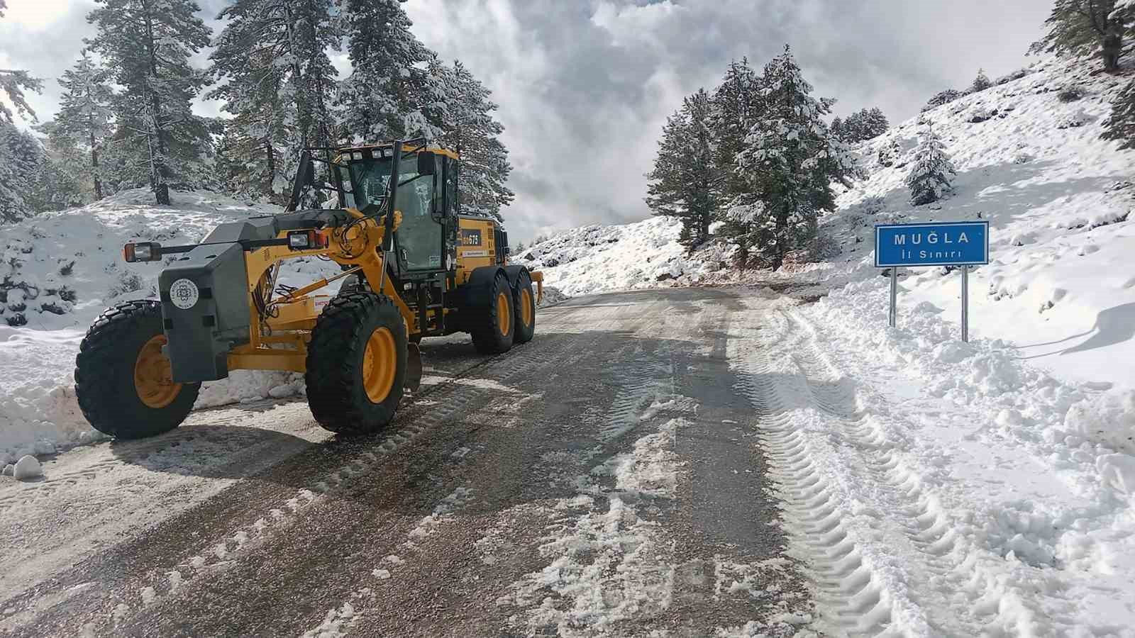 Muğla’da karla mücadele aralıksız devam ediyor