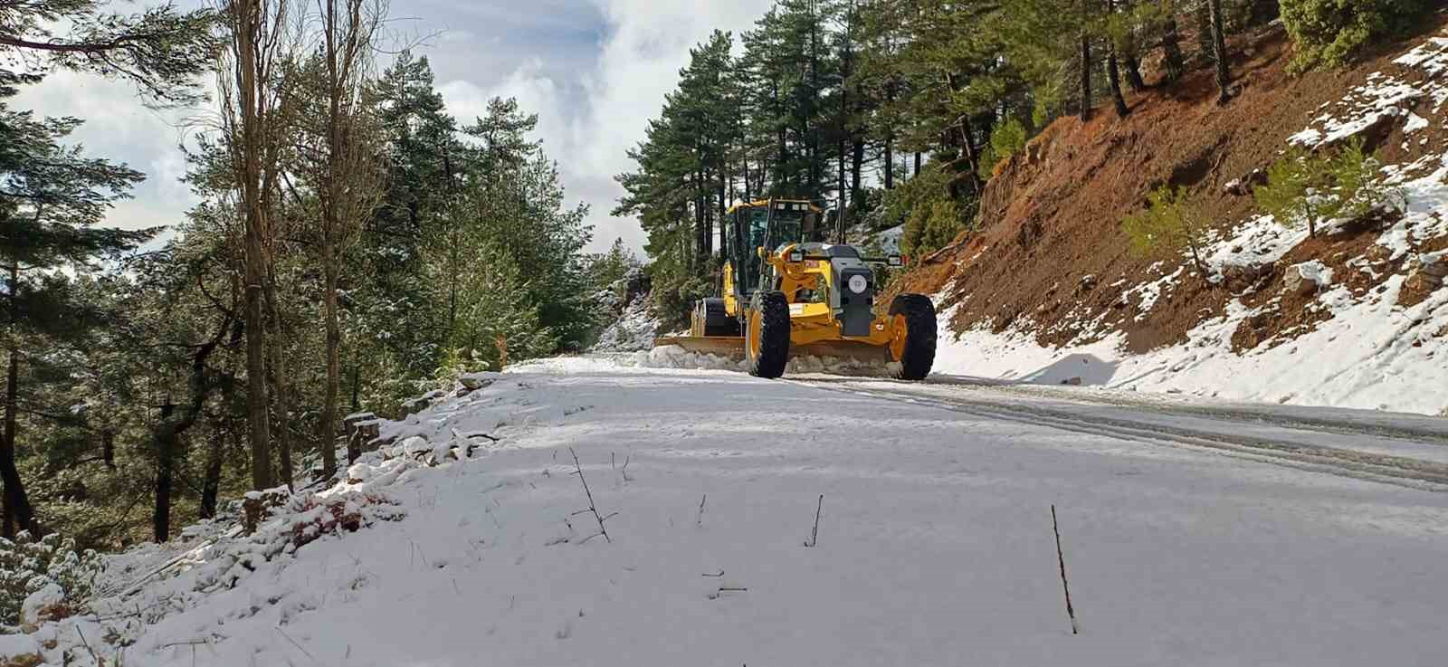 Muğla&rsquo;da karla m&uuml;cadele aralıksız devam ediyor

